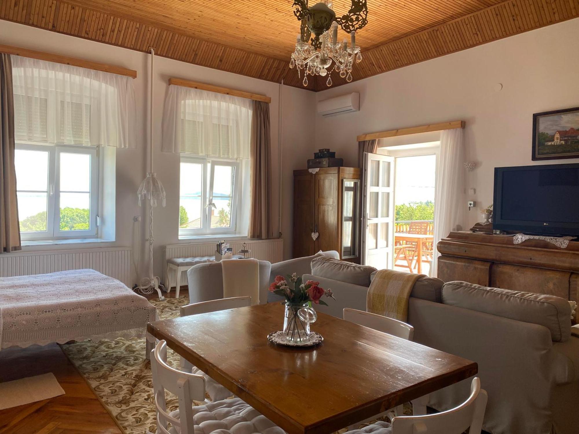 Bacchus - Borbarlang, Badacsony Apartment